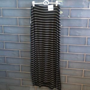 Old navy maxi skirt black and white stripe. Side slit. NWT size S/P